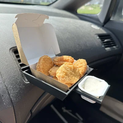 Khay Nugget trên xe kèm chỗ để hộp sốt (Car Nugget tray with Sauce holder)
