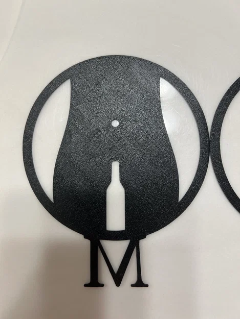 Logo hài: nam và nữ uống đồ uống che chỗ nhạy cảm - Image 2