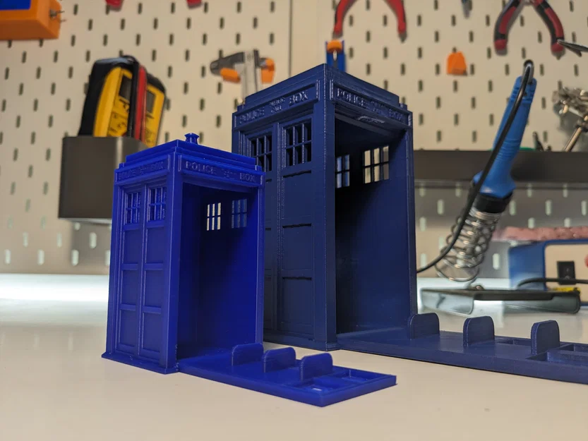 Giá đỡ điện thoại Tardis Doctor Who in 3D - Thiết kế Print-in-place - Image 1