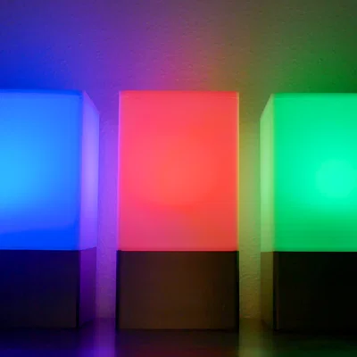 Đèn bàn tối giản dạng module (Modular minimalist lamp)