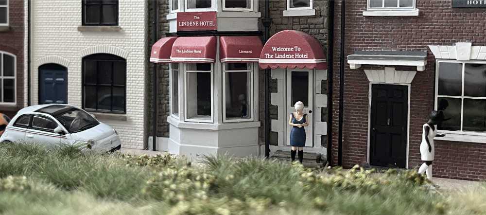 Mô hình người phụ nữ đọc điện thoại F007-Ellie cho sa bàn 1:76 - Image 2