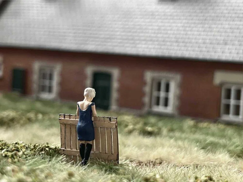 Mô hình người phụ nữ đọc điện thoại F007-Ellie cho sa bàn 1:76 - Image 3