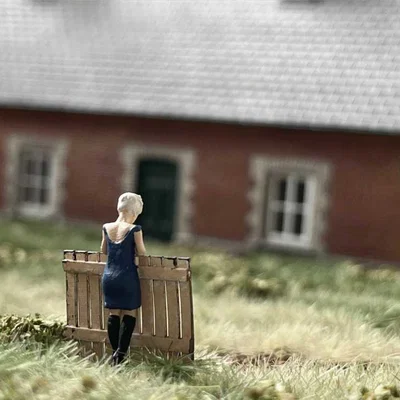 Mô hình người phụ nữ đọc điện thoại F007-Ellie cho sa bàn 1:76