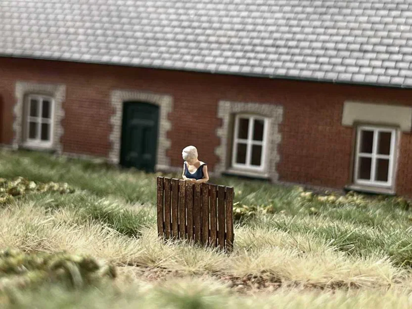 Mô hình người phụ nữ đọc điện thoại F007-Ellie cho sa bàn 1:76 - Image 4