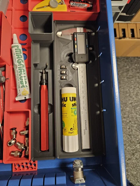 Khay lưu trữ Gridfinity Refined cho thước kẹp, pin LR44 và keo dán - Image 1