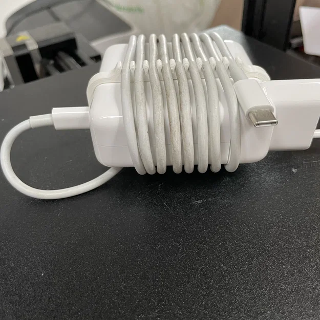 Kẹp gọn dây cáp sạc Apple Macbook 67W (A2518) - Image 3