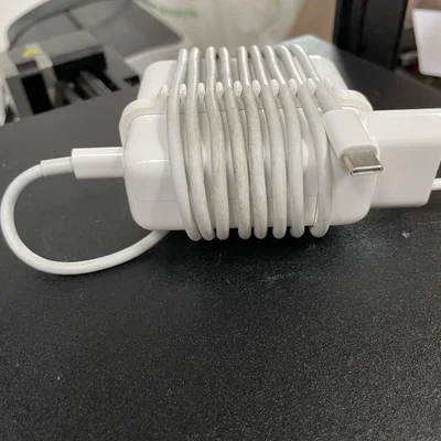 Kẹp gọn dây cáp sạc Apple Macbook 67W (A2518)