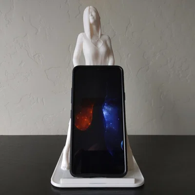 Giá đỡ điện thoại tượng cô gái ngồi (Sitting Girl Statue Phone Stand)