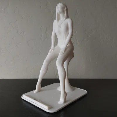 Giá đỡ điện thoại tượng cô gái ngồi (Sitting Girl Statue Phone Stand)