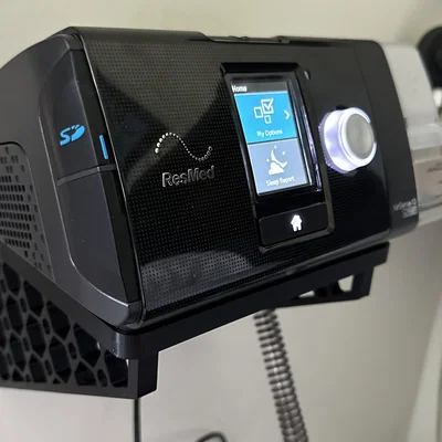 Giá Treo Tường ResMed AirSense 10 (Remix) – CPAP Gắn Vít & Velcro