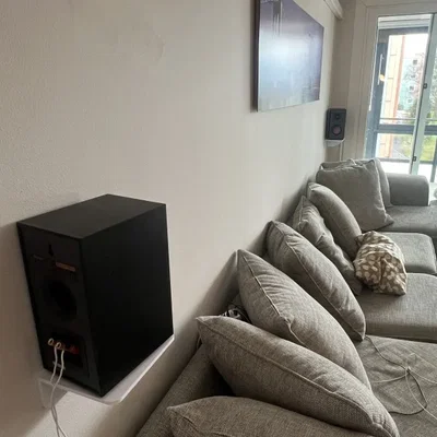 Kệ treo loa (Speaker shelf)