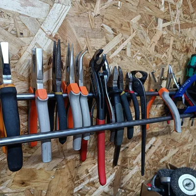 Bộ khung treo kìm gắn tường tiện lợi cho xưởng cơ khí và DIY