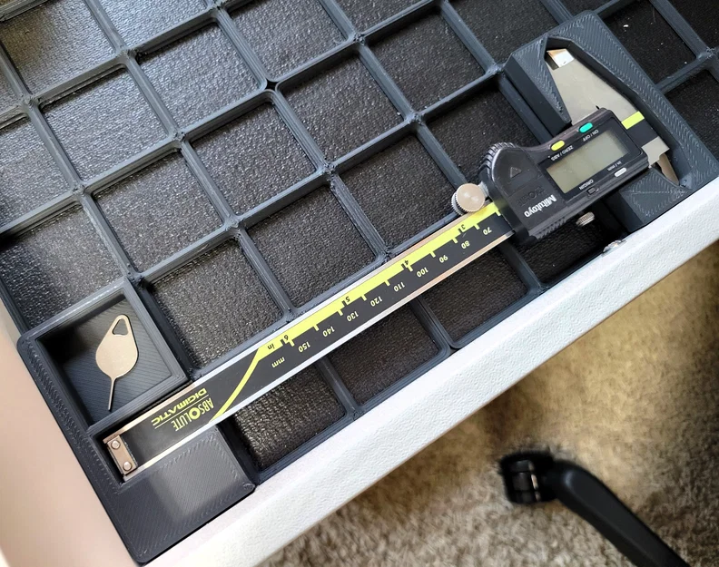 Holder thước kẹp Mitutoyo 6 in Gridfinity tối giản kèm ngăn chứa - Image 1