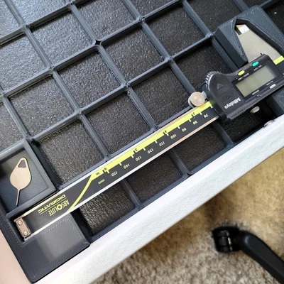 Holder thước kẹp Mitutoyo 6 in Gridfinity tối giản kèm ngăn chứa