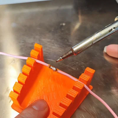 Dụng cụ hỗ trợ hàn mạch (third hand welding) in 3D tiện lợi