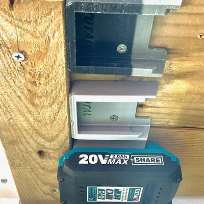 Giá treo máy khoan và pin Total 20V 3D