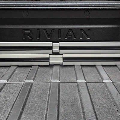 Ngàm gắn Crossbar trong thùng xe Rivian (bản Enhanced)