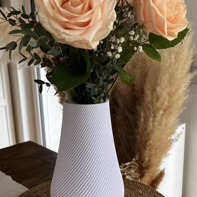 Blumenvase I – Bình hoa thiết kế thanh lịch