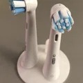 Đế giữ đầu bàn chải điện Oral-B iO gọn gàng, tiết kiệm diện tích - Thumbnail 1