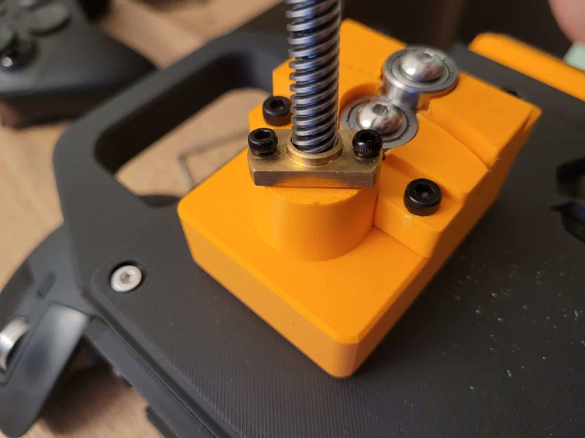 Recreator3D Community Bottle Cutter: Middle, alternative lead screw nut - Image 2