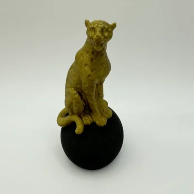 Mô hình điêu khắc báo Cheetah ngồi trên quả cầu trang trí 3D