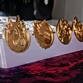 Giá đỡ trưng bày huy hiệu Fortnite (Fortnite Medallion Stand) in 3D - Thumbnail 1