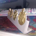Giá đỡ trưng bày huy hiệu Fortnite (Fortnite Medallion Stand) in 3D - Thumbnail 2