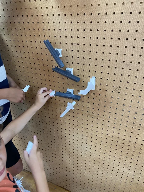 Peg Board Marble Run – Đường chạy bi gắn peg board - Image 1