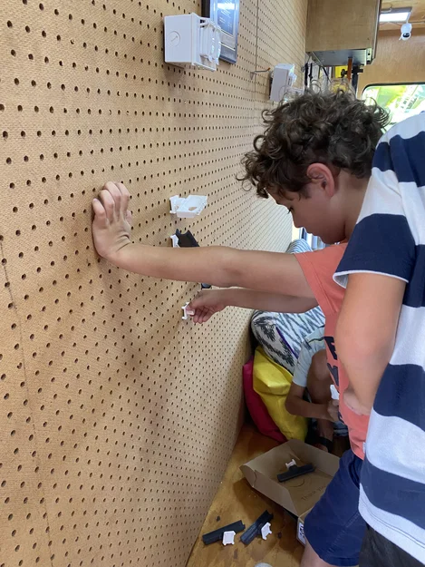 Peg Board Marble Run – Đường chạy bi gắn peg board - Image 2