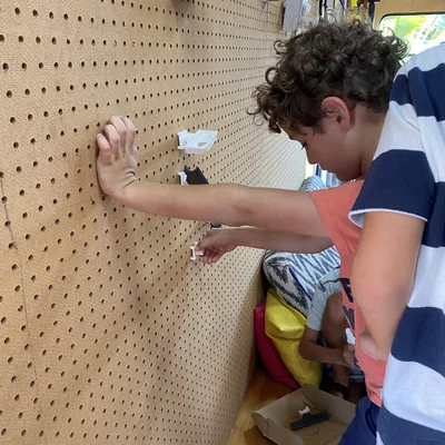 Peg Board Marble Run – Đường chạy bi gắn peg board
