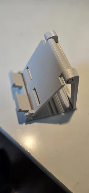 Giá đỡ điện thoại 3D gấp gọn, có khe cắm sạc tiện lợi - Image 1