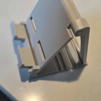 Giá đỡ điện thoại 3D gấp gọn, có khe cắm sạc tiện lợi