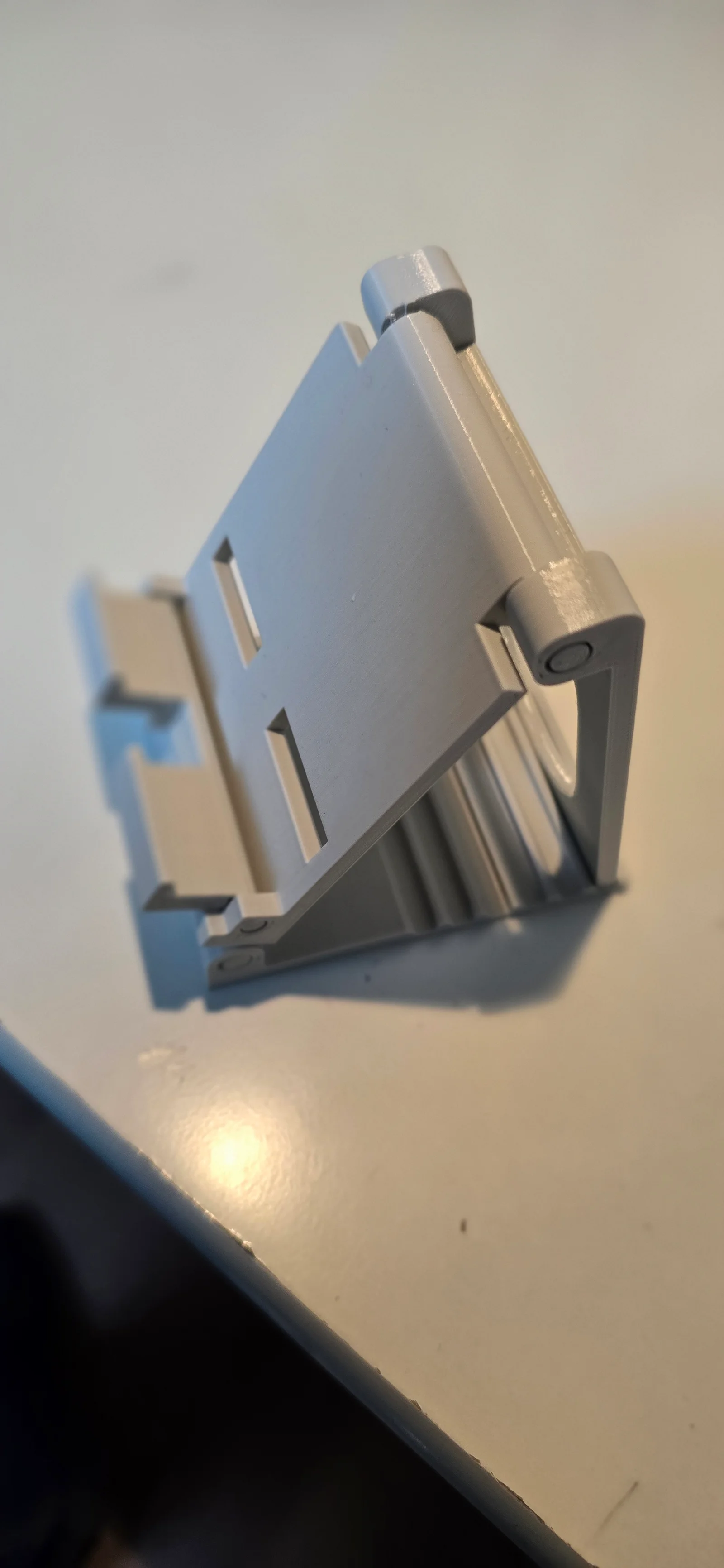 Giá đỡ điện thoại 3D gấp gọn, có khe cắm sạc tiện lợi 1