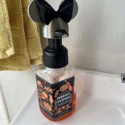 Đầu vòi Bath & Body Works tai Mickey kèm nơ thay đổi (Interchangeable Bow)