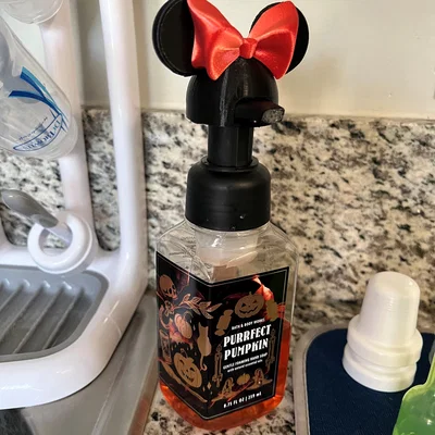 Đầu vòi Bath & Body Works tai Mickey kèm nơ thay đổi (Interchangeable Bow)