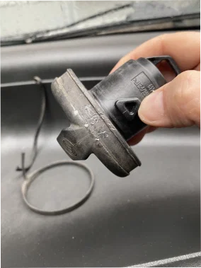 Ngàm giữ nắp bình xăng Fiat Punto (Fiat Punto fuel tank cover holder) - Image 5