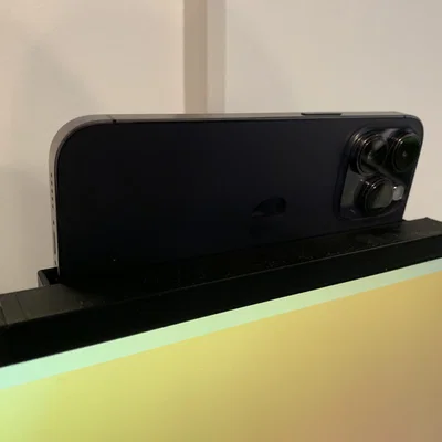 Ngàm gắn iPhone làm Webcam cho màn hình LG 27UL550