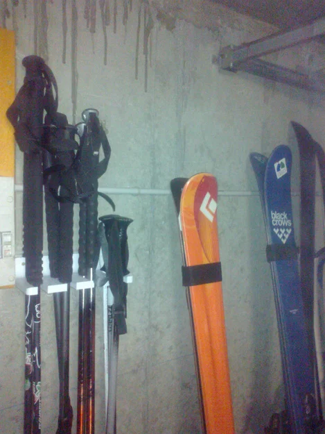 Giá treo tường gậy ski (Ski pole wall mount) - Image 1