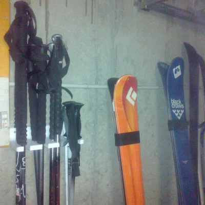 Giá treo tường gậy ski (Ski pole wall mount)