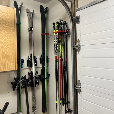 Giá treo gậy ski 3 khe (3-Slot Ski Pole Racks)