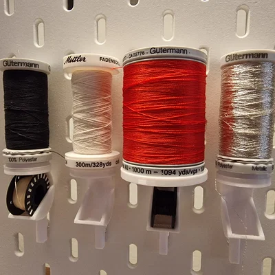SKADIS: Giá đỡ suốt BERNINA & ống chỉ - Faden und Näh-Spule