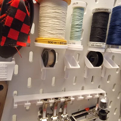 SKADIS: Giá đỡ suốt BERNINA & ống chỉ - Faden und Näh-Spule