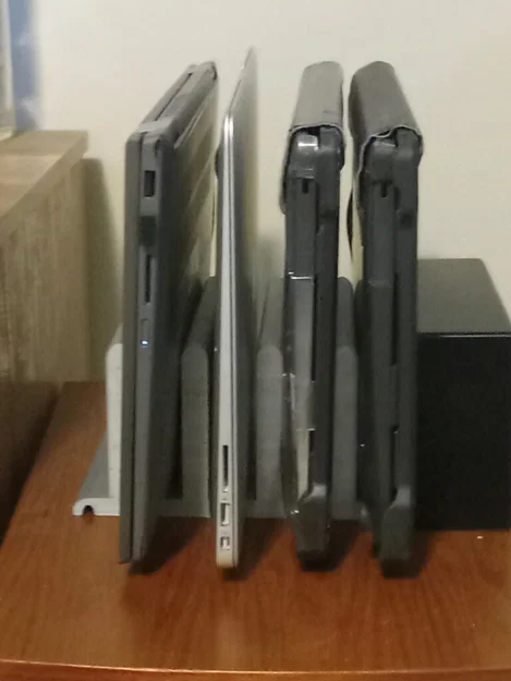 Kệ dựng laptop dọc có rãnh đi dây – Trạm sạc 4 laptop - Image 1
