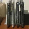 Kệ dựng laptop dọc có rãnh đi dây – Trạm sạc 4 laptop - Thumbnail 1