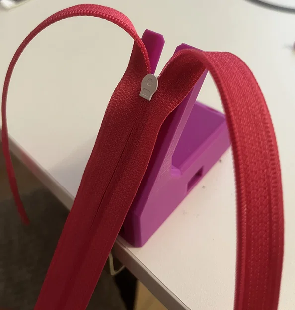 Dụng cụ hỗ trợ gắn đầu khóa kéo (Zipper Slider Jig) có thể kẹp bàn - Image 1