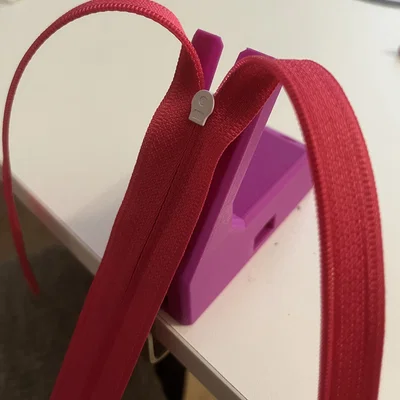 Dụng cụ hỗ trợ gắn đầu khóa kéo (Zipper Slider Jig) có thể kẹp bàn