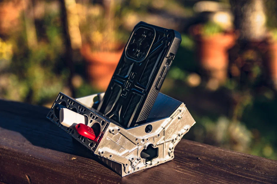 Kẹp giữ điện thoại & organizer V8 Engine (để USB pendrive) - Image 4