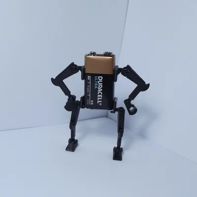 Battery Buddy 9V: Biến pin cũ thành robot trang trí bàn làm việc
