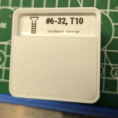 Nắp cho khay Gridfinity 1x1 có tab nhãn (click-in, ôm khít)