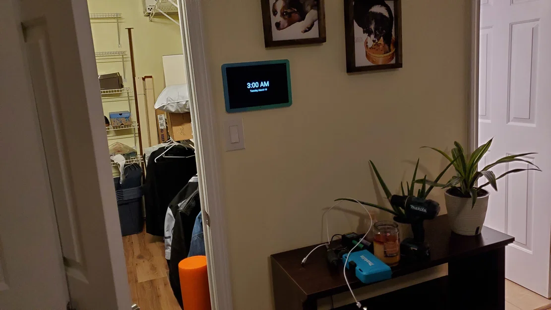 Giá treo tường máy tính bảng HomeAssistant tích hợp ổ điện (Ender 3 friendly) - Image 1